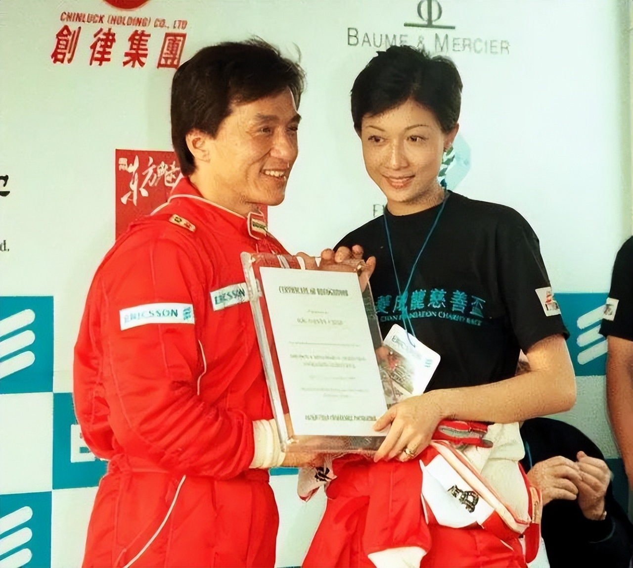 小龙女被爆在加拿大捡垃圾度日,小龙女加拿大街头捡垃圾