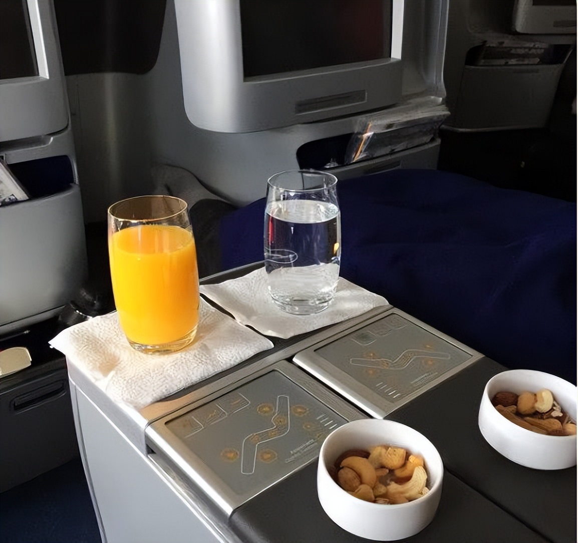 坐飞机免费提供什么东西,飞机上哪些东西可以免费要