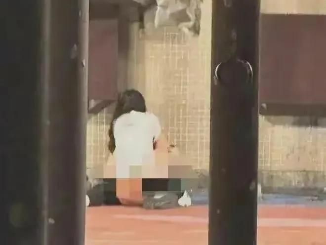 恶心，大学情侣在操场上“发生关系”视频被曝光，校园内外哗然
