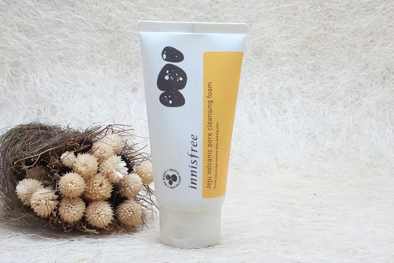 祛黑头收缩毛孔的洗面奶推荐,油性皮肤毛孔黑头该用什么洗面奶