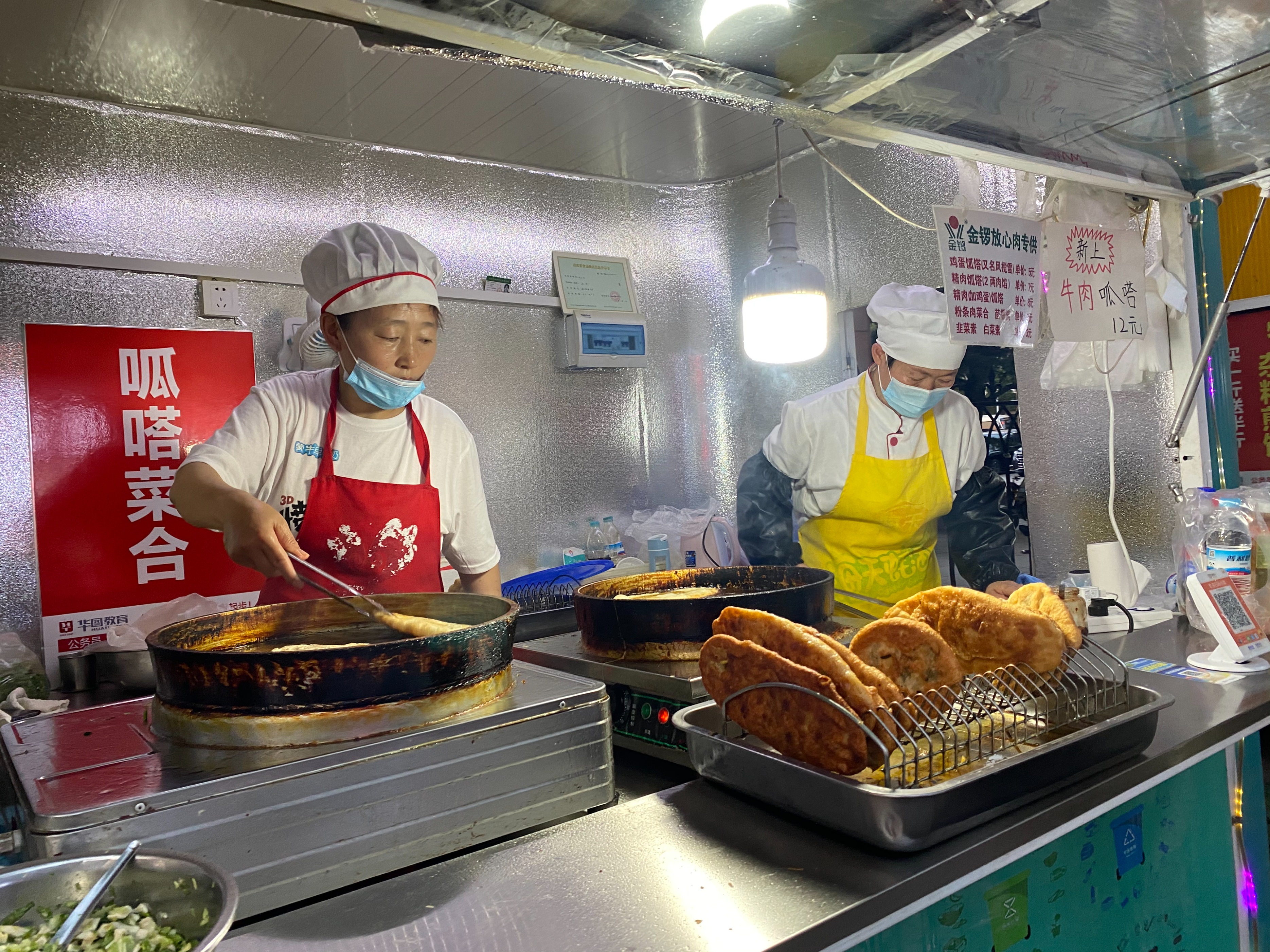 济南一陪读妈妈摆摊卖呱嗒11年，每天从下午忙到凌晨：苦点累点没什么，孩子在哪我就在哪