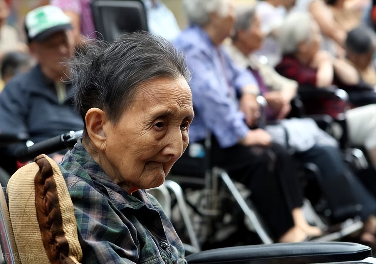 大妈三个人广场舞背面完整版,3位广场舞大妈