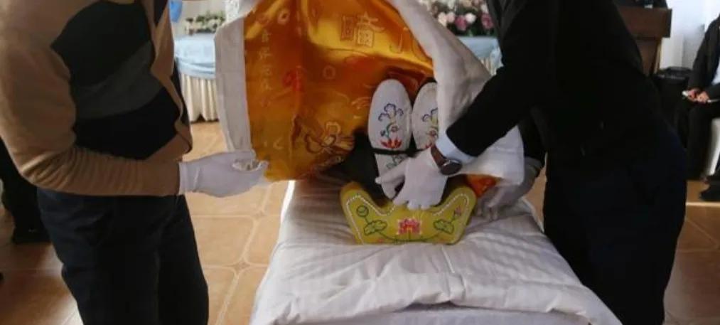 人生大事，记述人死前后详细几天,第三天~中式和基督融合的葬礼