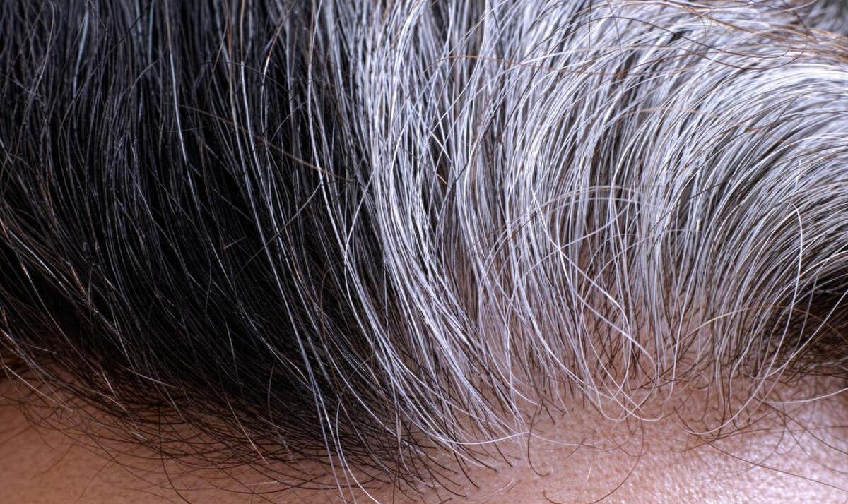 我出差3个月回来,洗完澡与妻子“快乐”时,发现她*处私**毛发白了