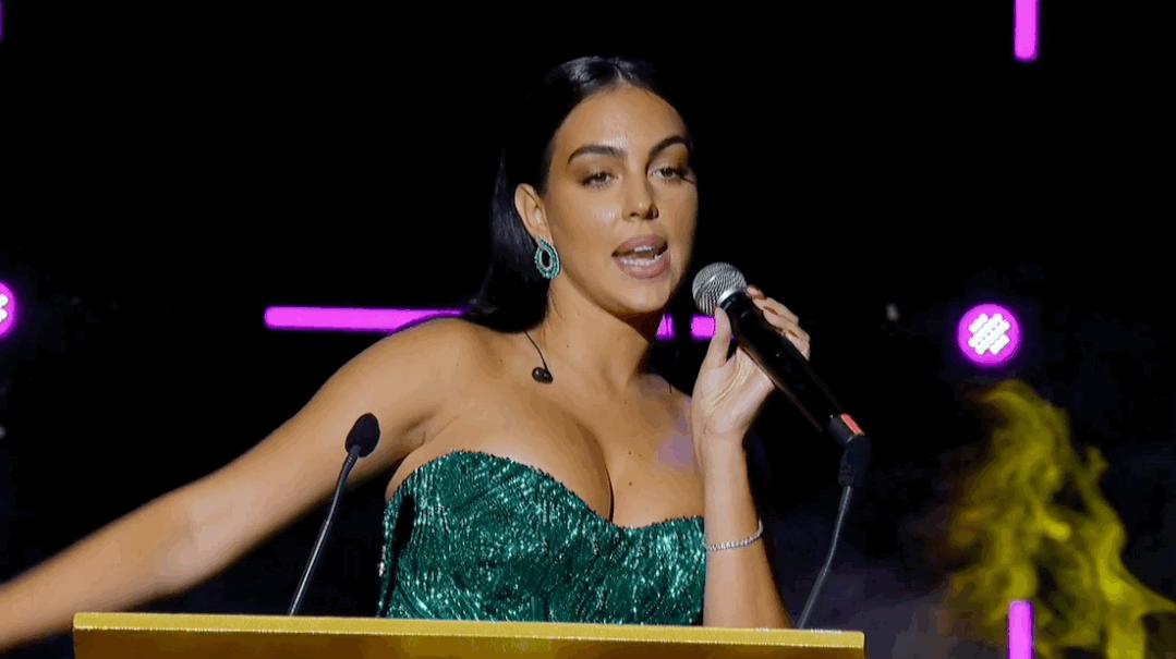 c罗女友乔治娜身价,c罗女友乔治娜晒与4个孩子合影