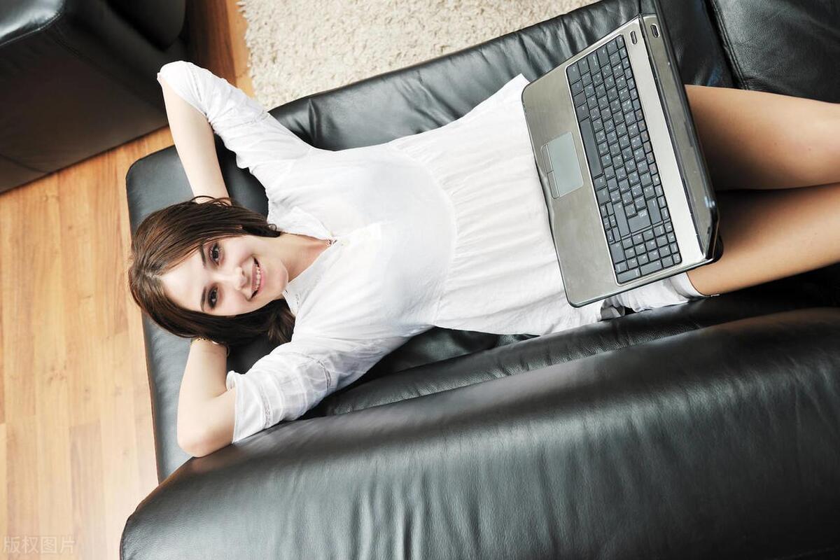 键盘布局之谜：字母们玩起了变装派对！