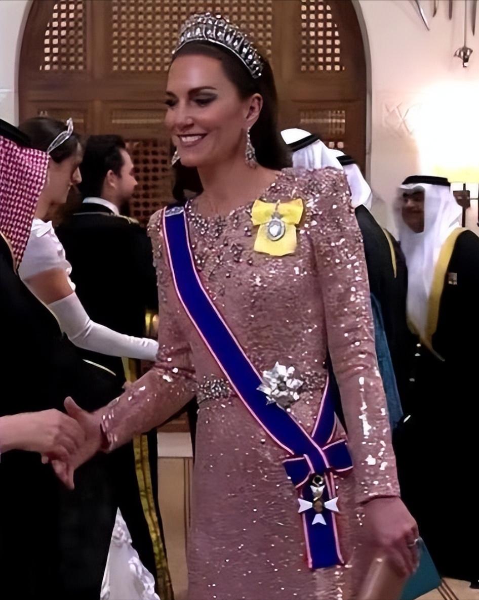 凯特王妃一袭红色造型亮相,凯特王妃粉色荷叶边