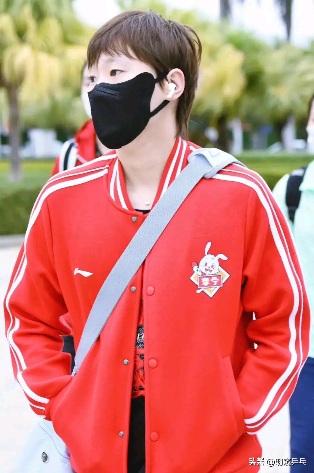 孙颖莎、王曼昱最新照片曝光！外套品牌是李宁，才800元一件！