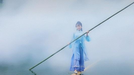 贵州女孩轻功水上漂,贵州女孩练水上漂