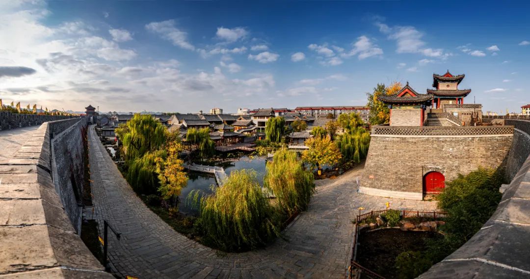 诗溢古风，畅享秋韵。秋已暮、红稀香少