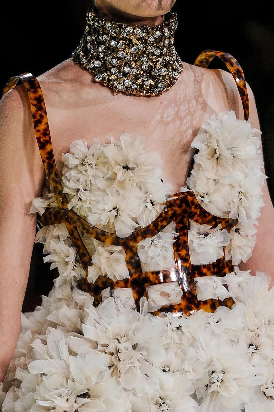 看完了Chanel富贵儿玳瑁，我默默放下了手中的皮质金链...