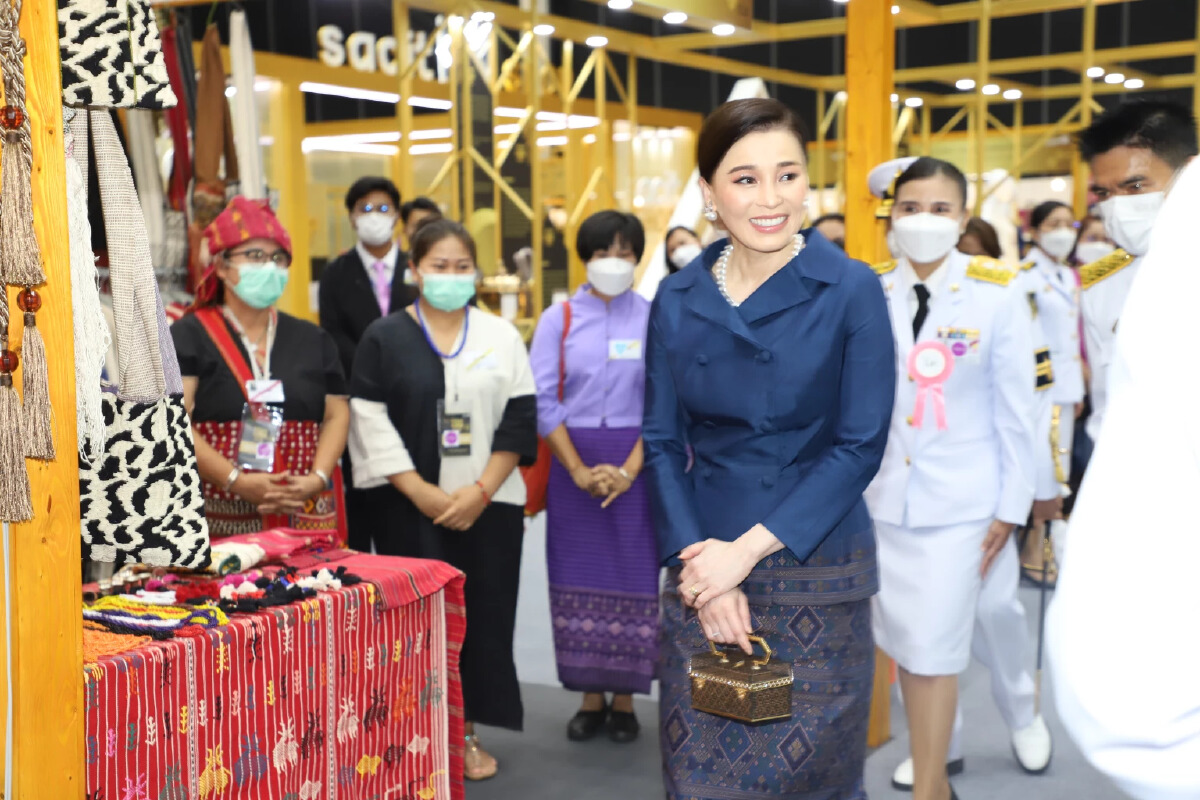 苏提达穿搭越来越新潮,苏提达穿礼服裙佩戴珠宝