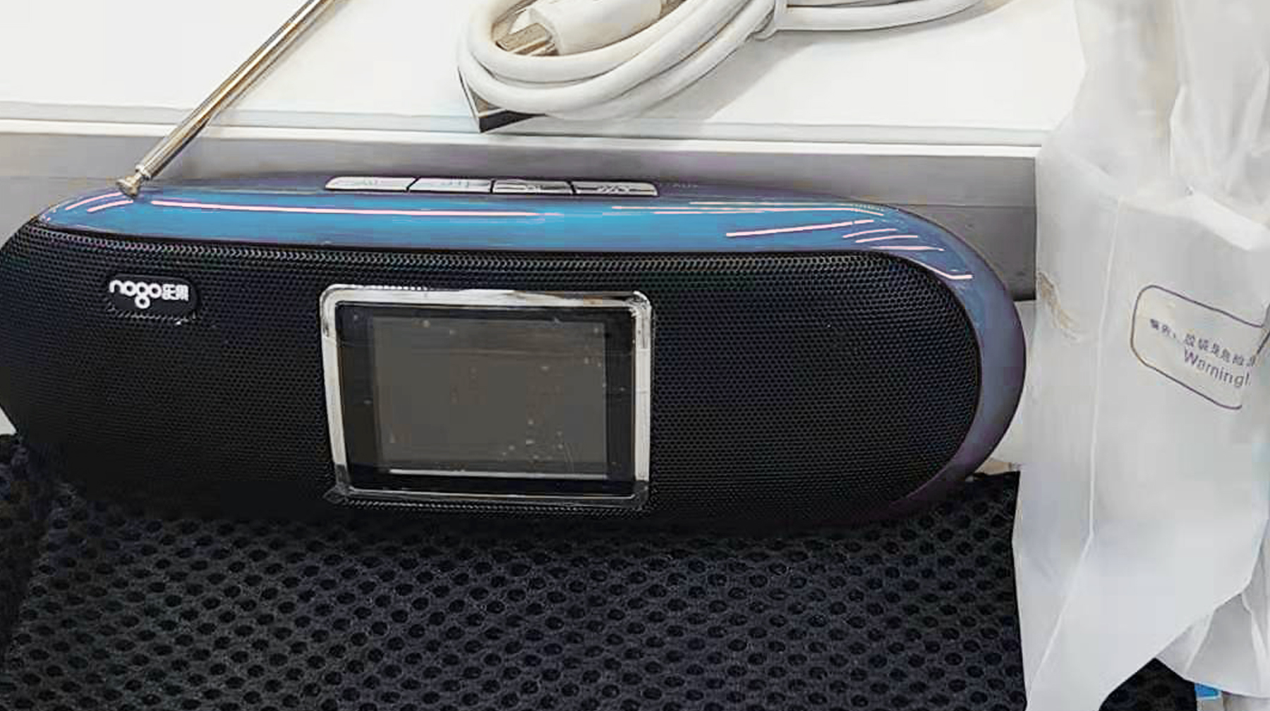 自带2.0英寸彩屏可看视频，体验一台国产音箱，还能收听广播电台