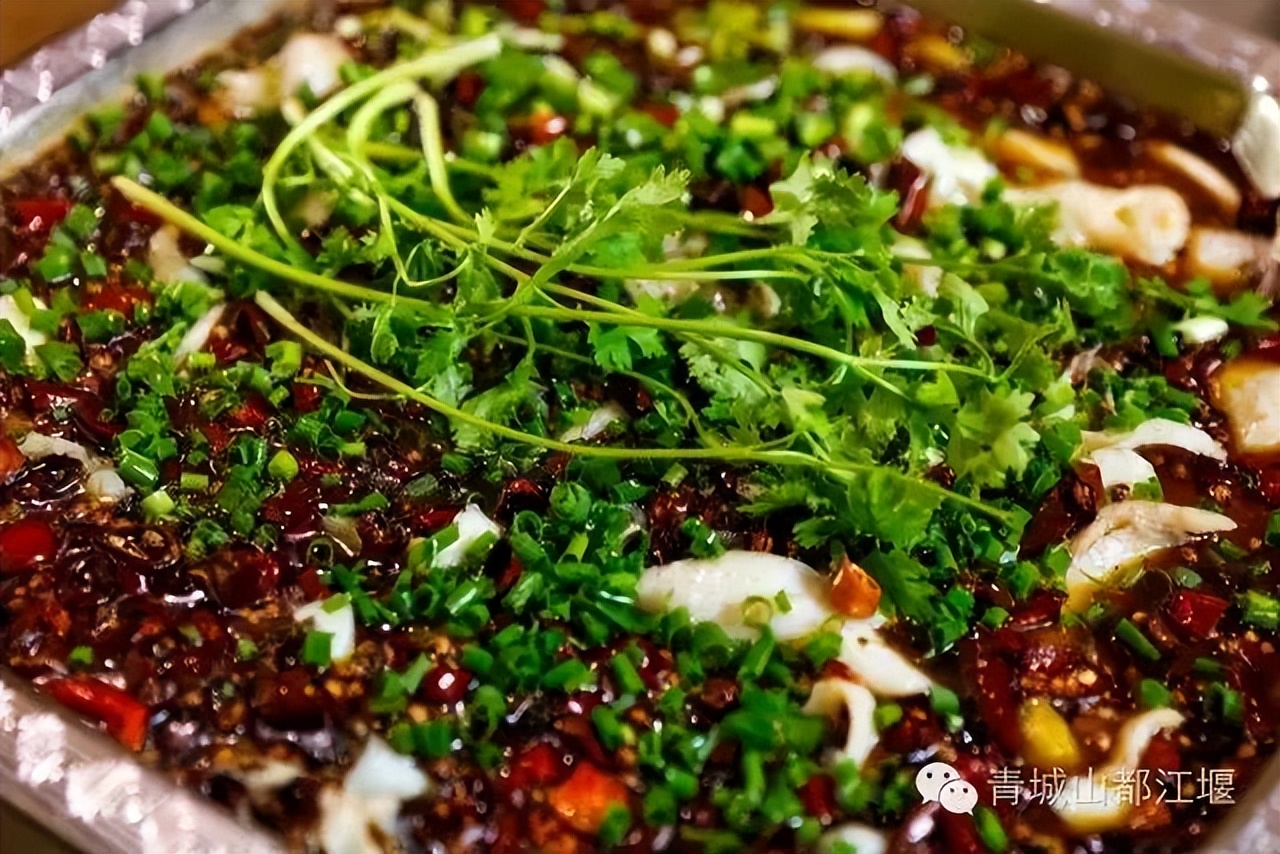 来都江堰的山间溪畔赴一场“好食光”！青山间的火锅店、花园里的小食堂......赏景美食两不误~