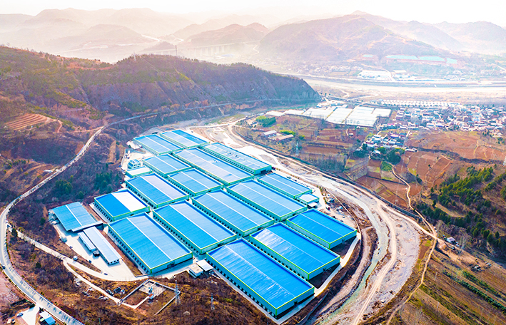河南面积最大县山沟沟里的风景，沟壑纵横大棚多，深谷人家春日忙