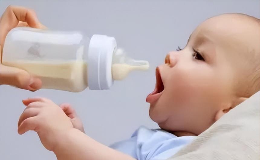 小宝宝吃完奶就是不睡觉，是因为没有吃饱吗？教你一招快速判断