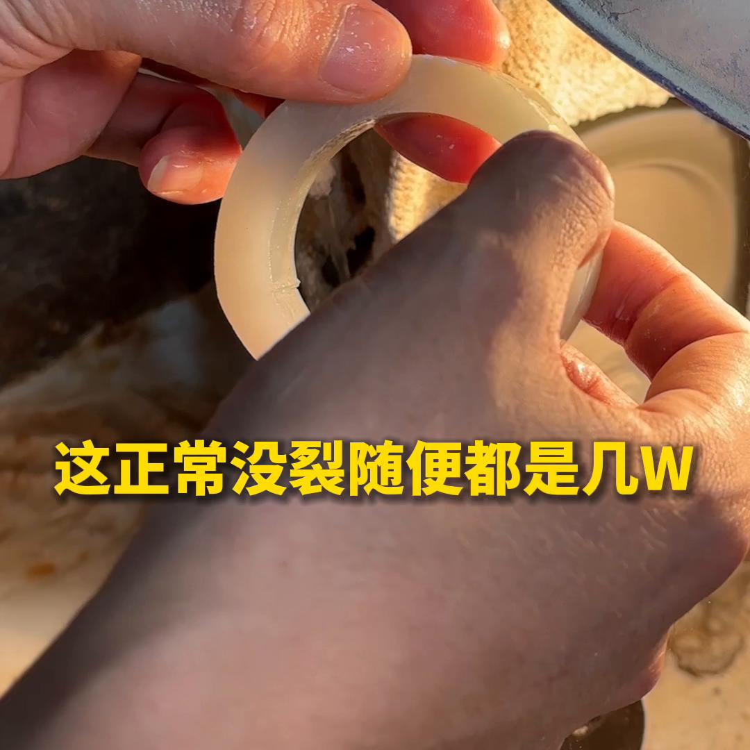 金丝玉手镯在床上无缘无故裂了,金丝玉手镯裂了个纹会断么