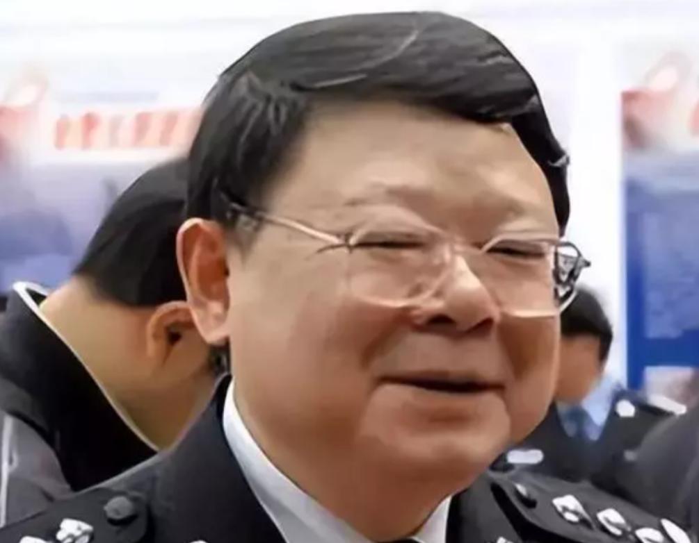 重庆扫黑局长文强：霸占警花十年不许结婚，被捕时家中发现2000万