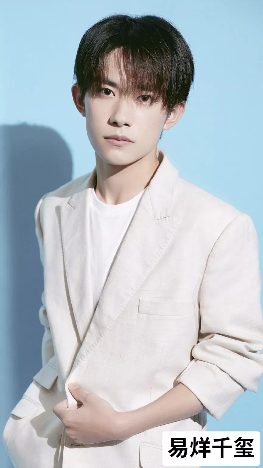 男明星穿白衬衫西装,男明星穿西装谁最好看