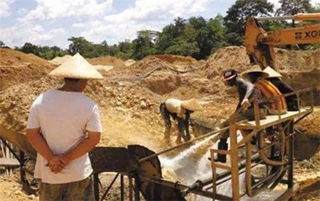 广西“上林帮”非洲淘金：每天如刀尖舔血，常备200克金子保命