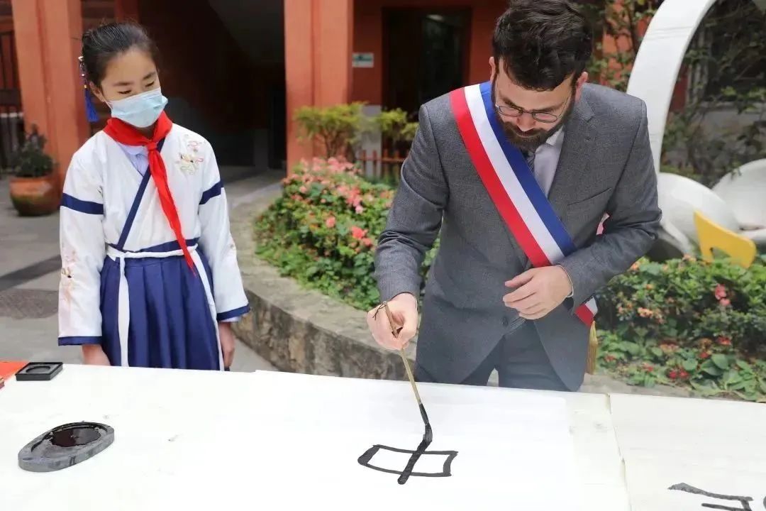 法国欧坦市市长一行来渝交流考察,法国欧坦市市长访问学校