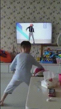 搞笑一刻:美女这波操作我还没见过,难道这样上车有什么说法?