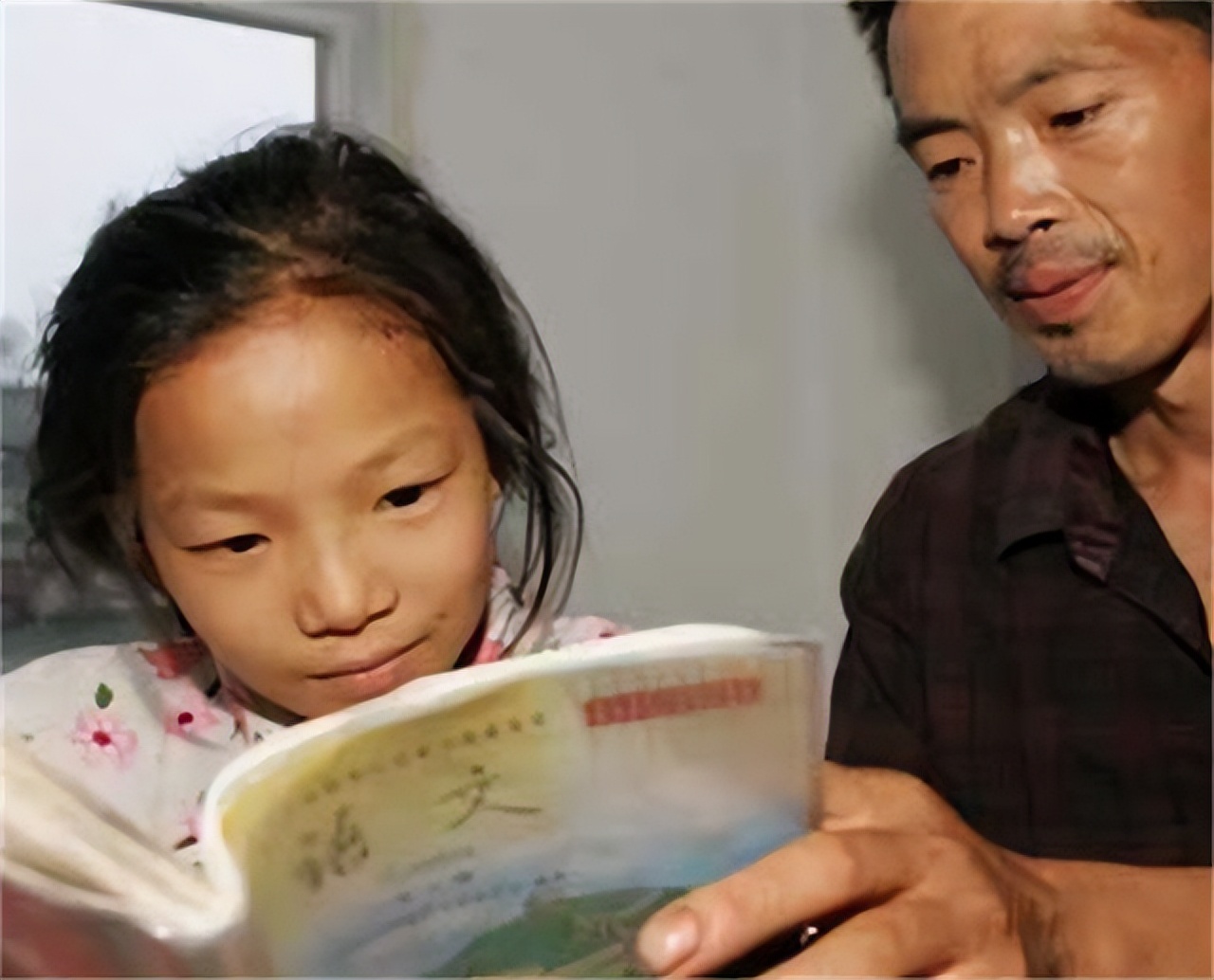 小女孩得了白血病因为穷放弃治疗,13岁女孩患白血病求妈妈放弃治疗