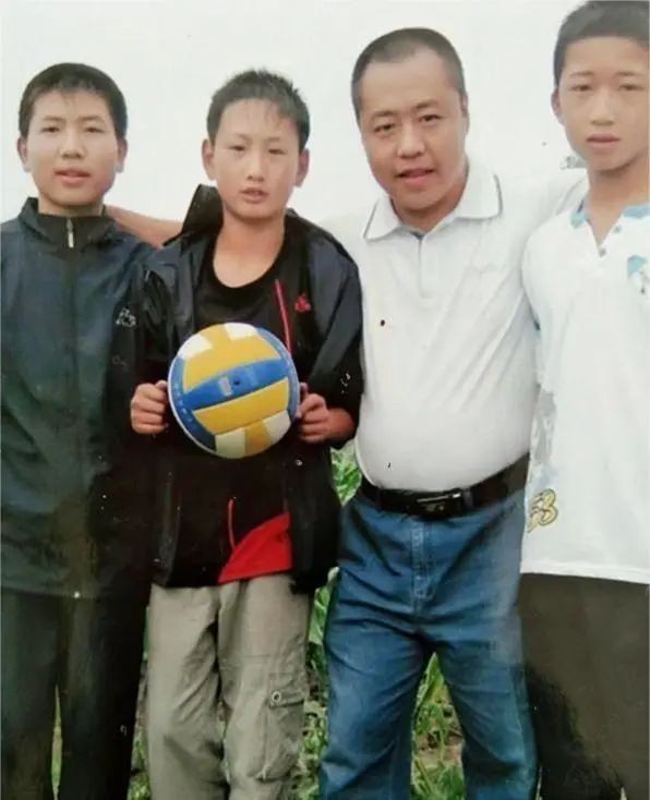 17岁小伙游泳失踪,18岁男孩进足浴店身亡