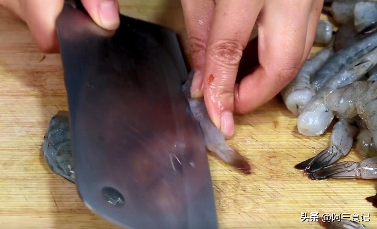 大虾新吃法比油焖清蒸好吃10倍,大虾的家常做法清蒸蒜蓉不辣