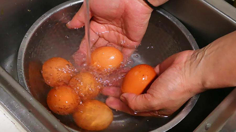 为什么煮两个鸡蛋总是裂开一个,水煮鸡蛋怎样煮鸡蛋不会裂开