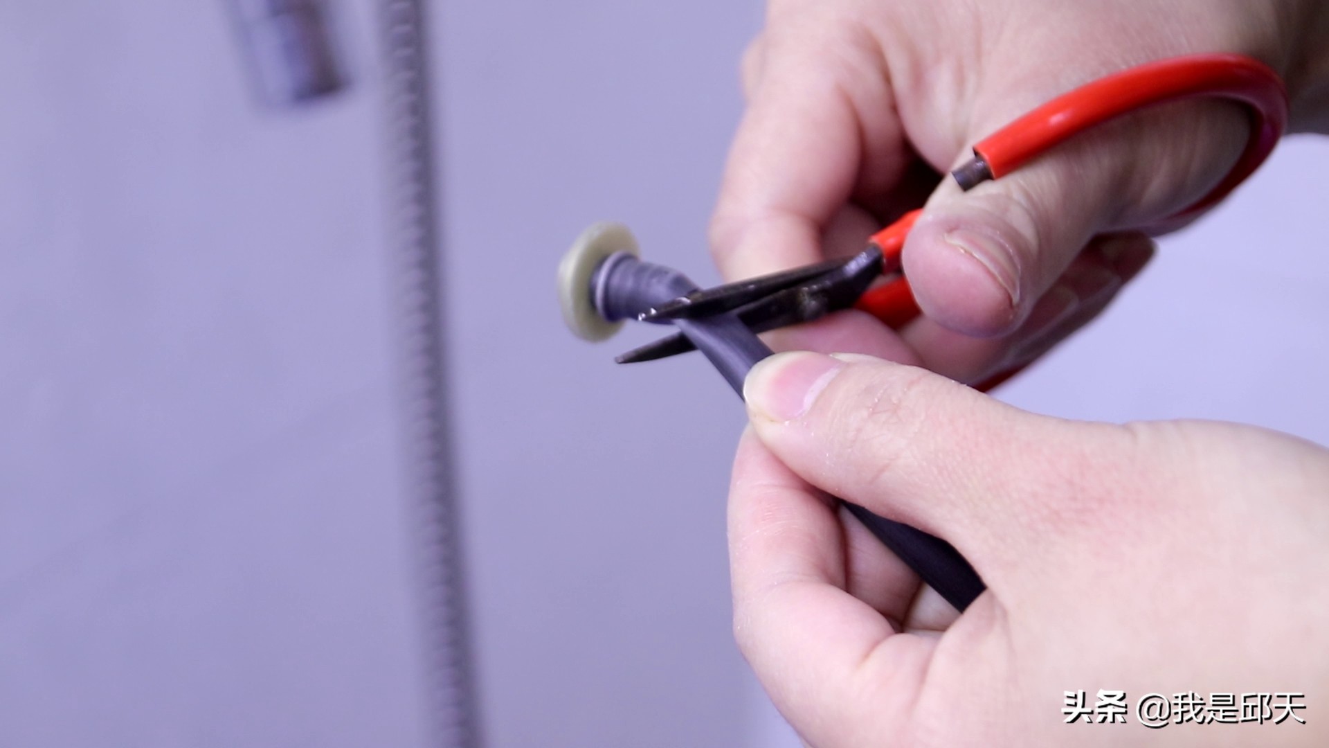 淋浴喷头裂了一道缝隙怎么补,淋浴喷头漏水的修理方法