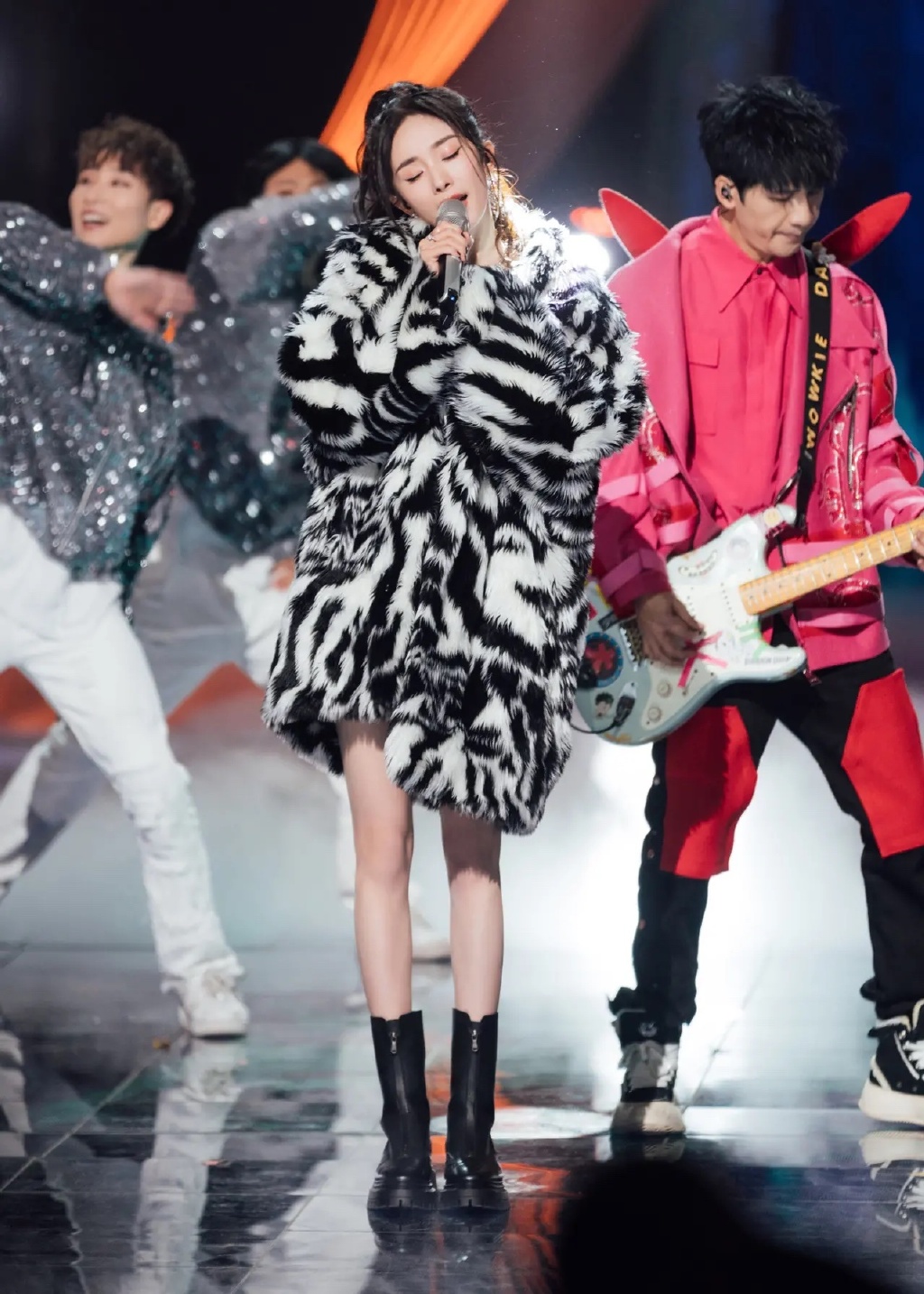 杨幂跨年晚会高马尾造型图片,杨幂跨年斑马纹外套