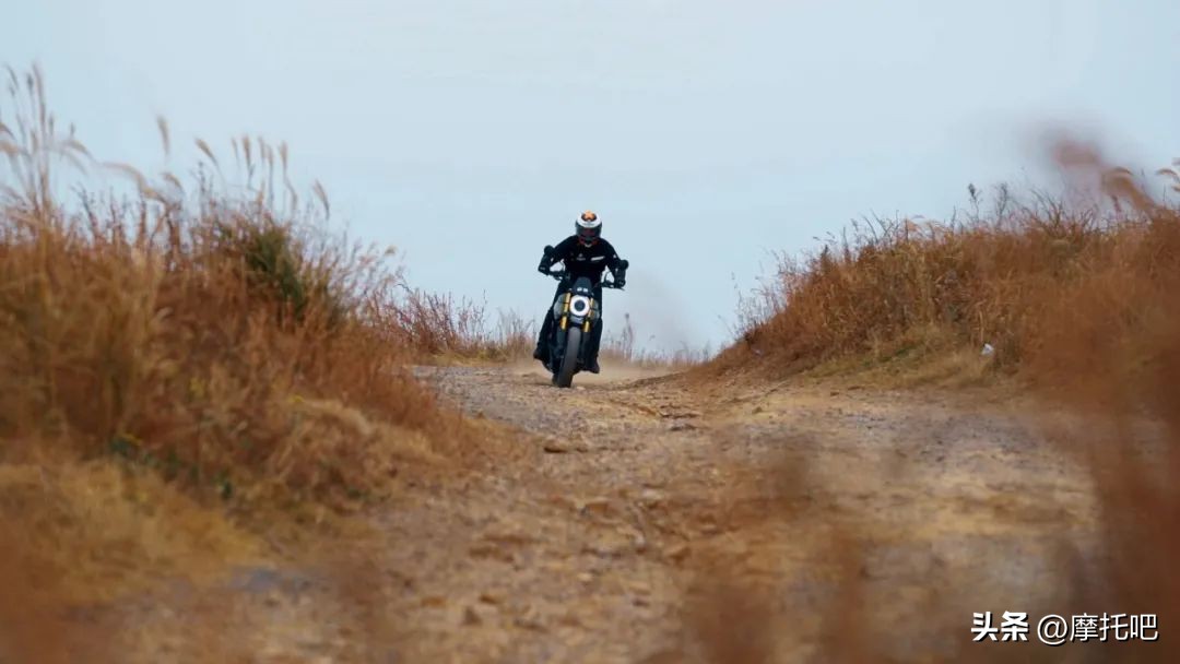 赛文佐650scr攀爬者,摩托莫里尼赛文佐650攀爬版评测