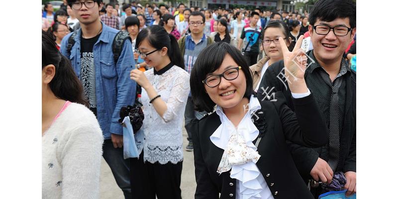 分家时大伯把烂滩地全给我爸，如今这里建高速，大伯肠子都悔青了