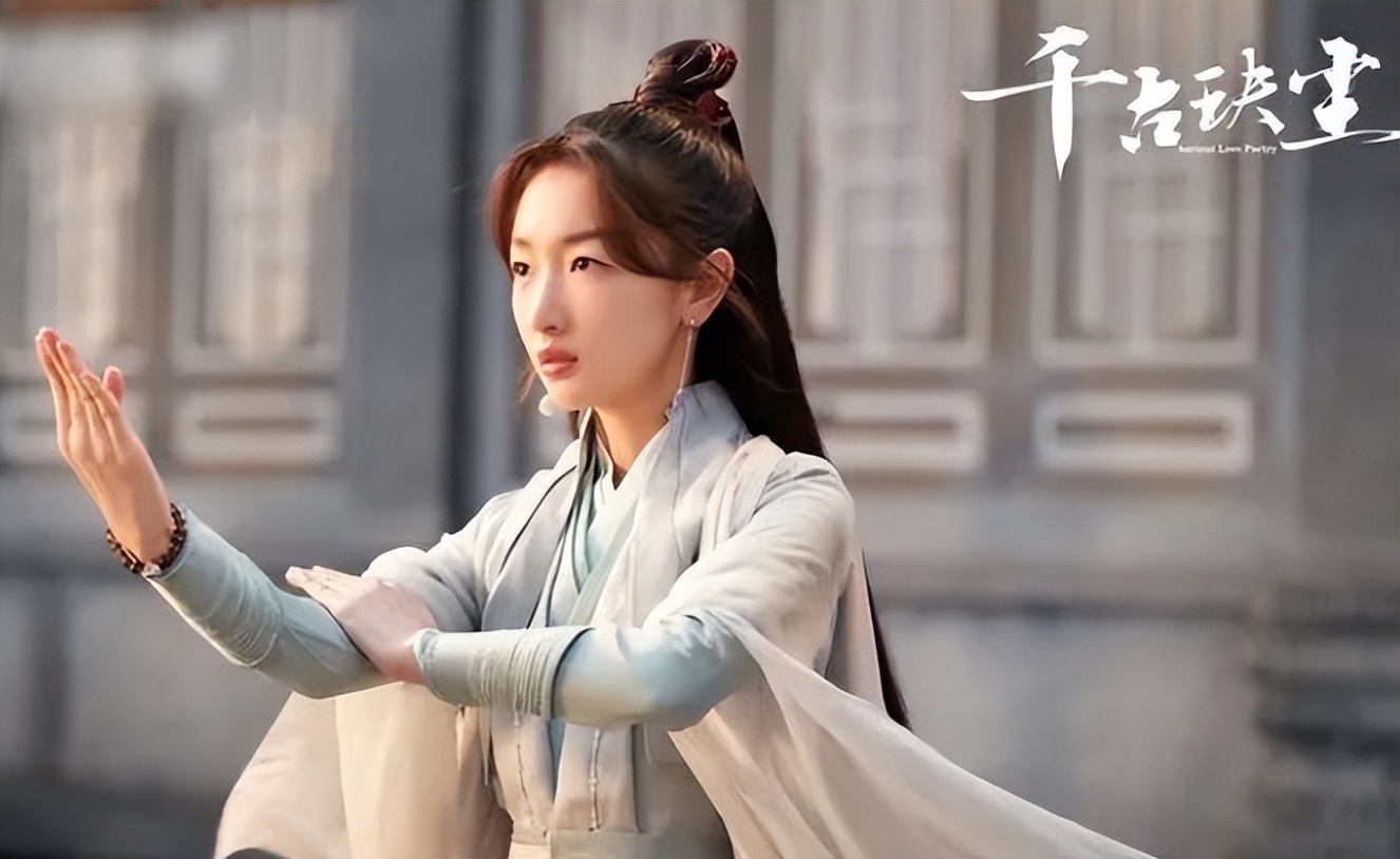 她也翻车了？？明明那么美，却被造型毁到没眼看，她这是怎么了？