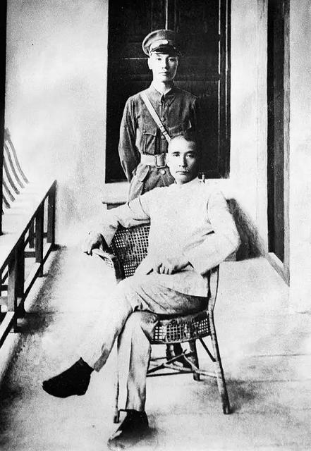 三个人结拜为兄弟，建国后：一人是铁匠，一人是农民，一人是主席