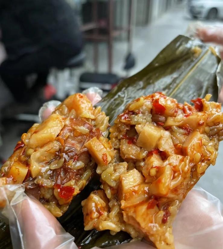 日本网红中国人吃粽子,中国人吃粽子有1600多年了吗