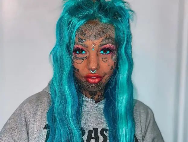 美女痴迷纹身,女子疯狂纹身眼睛失明