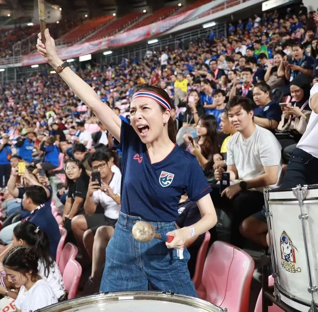 56岁泰国第一名媛：带球队打入世界杯，还是泰王“白月光”?