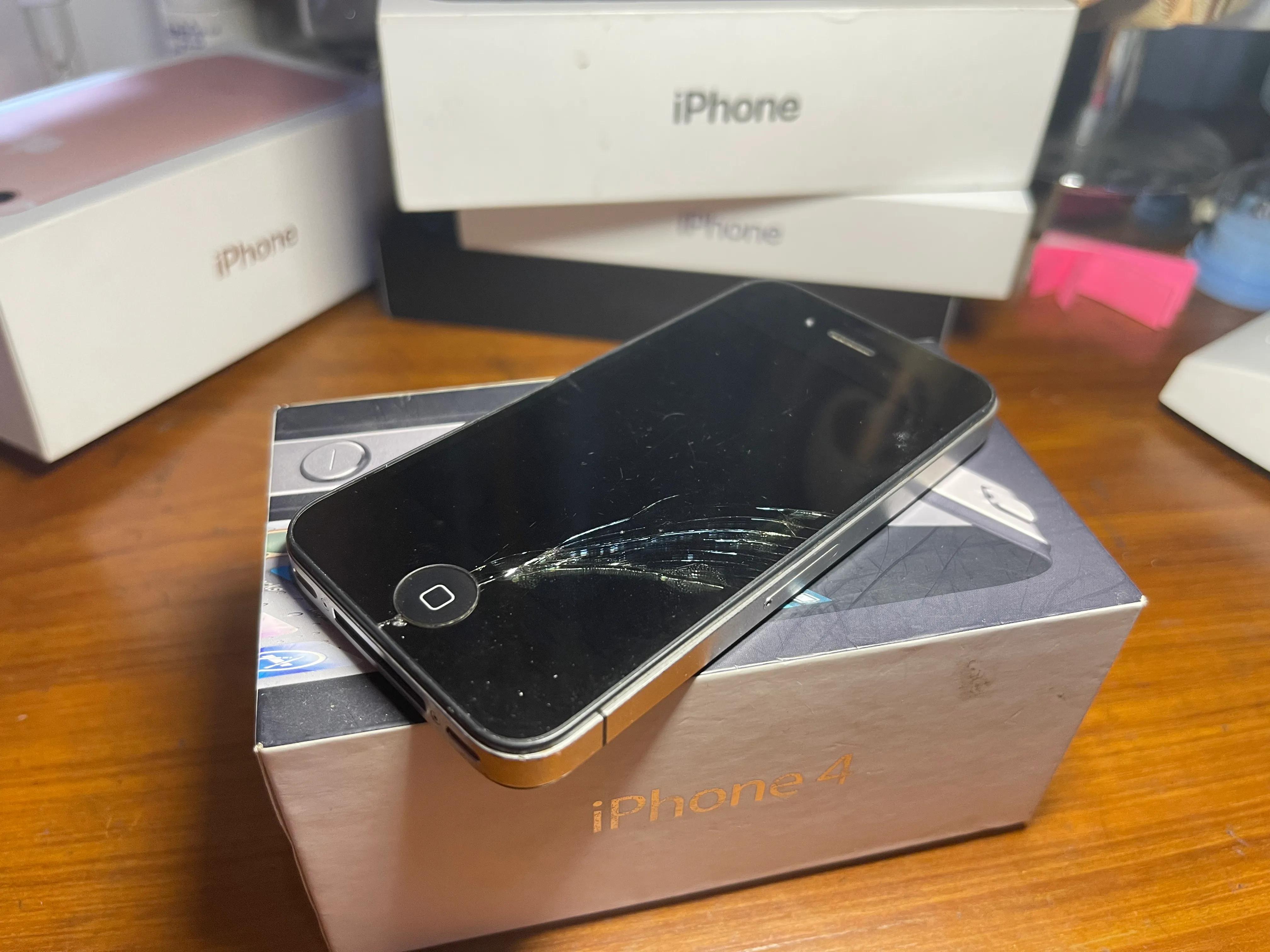 几年前的旧苹果手机,80年代的苹果手机