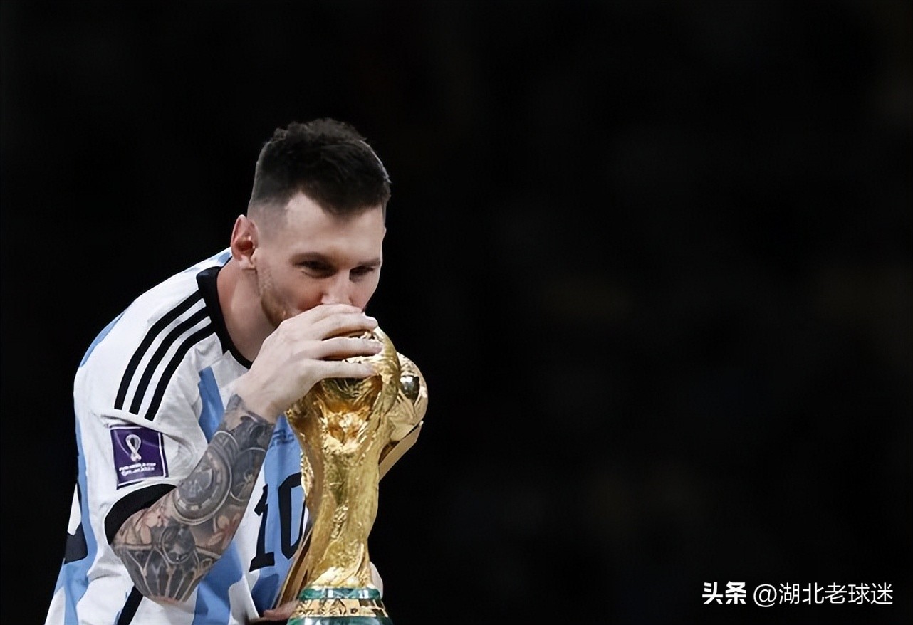 阿根廷球迷上街庆祝夺冠梅西图片,球迷把梅西晒球衣纹身上