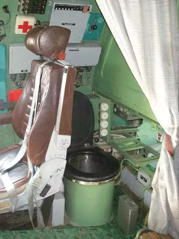 飞机上的秘密：空姐必须穿*袜丝**，禁止自带饮用水，粪便“空投”了