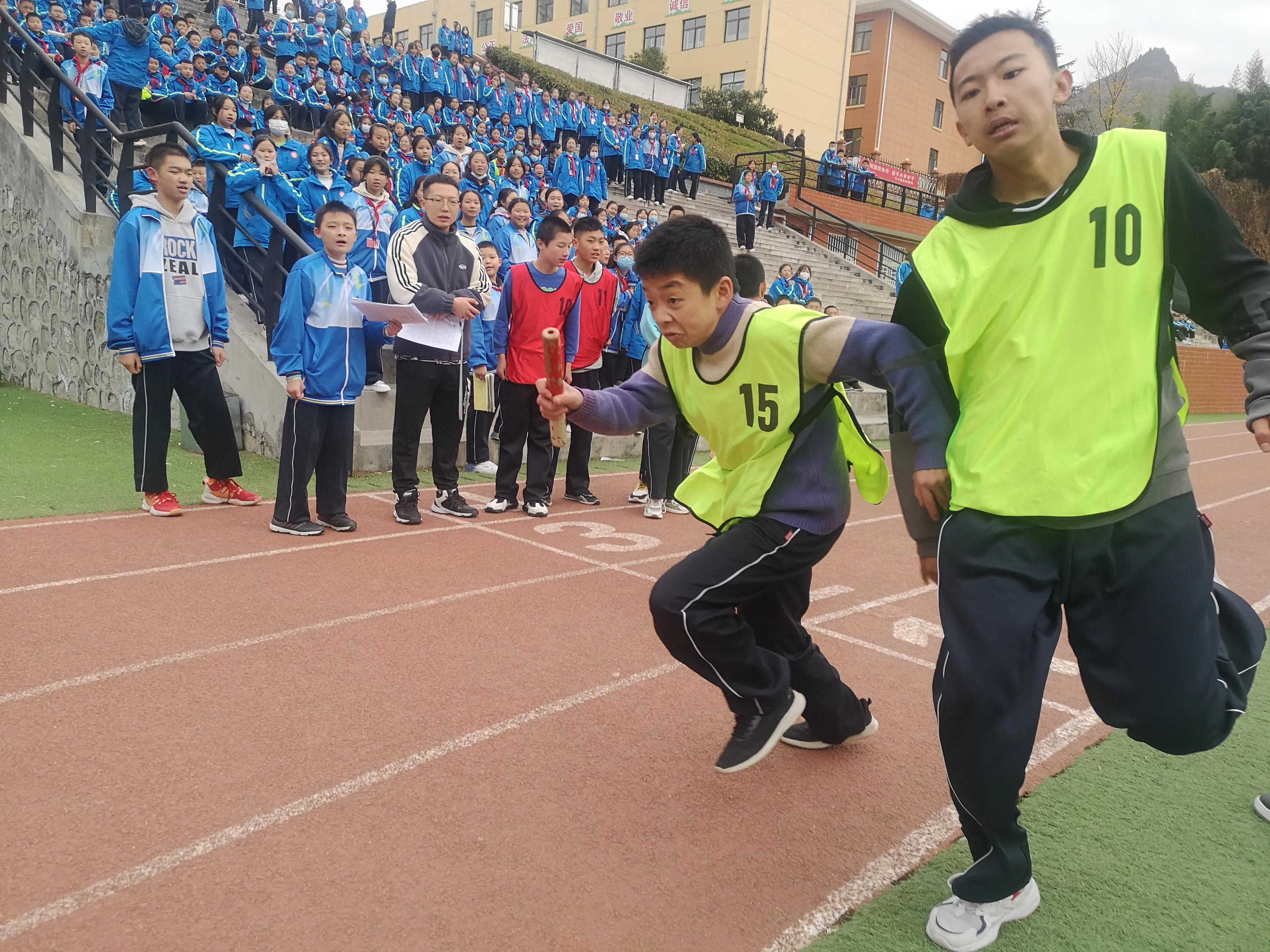 激烈的全班跑步比赛作文400字,激烈的接力比赛400字
