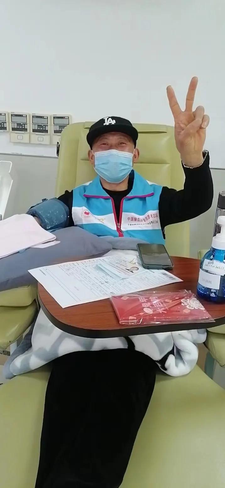 奉化红色力量铁血军魂无偿献血队开展集体捐献血小板无偿献血活动