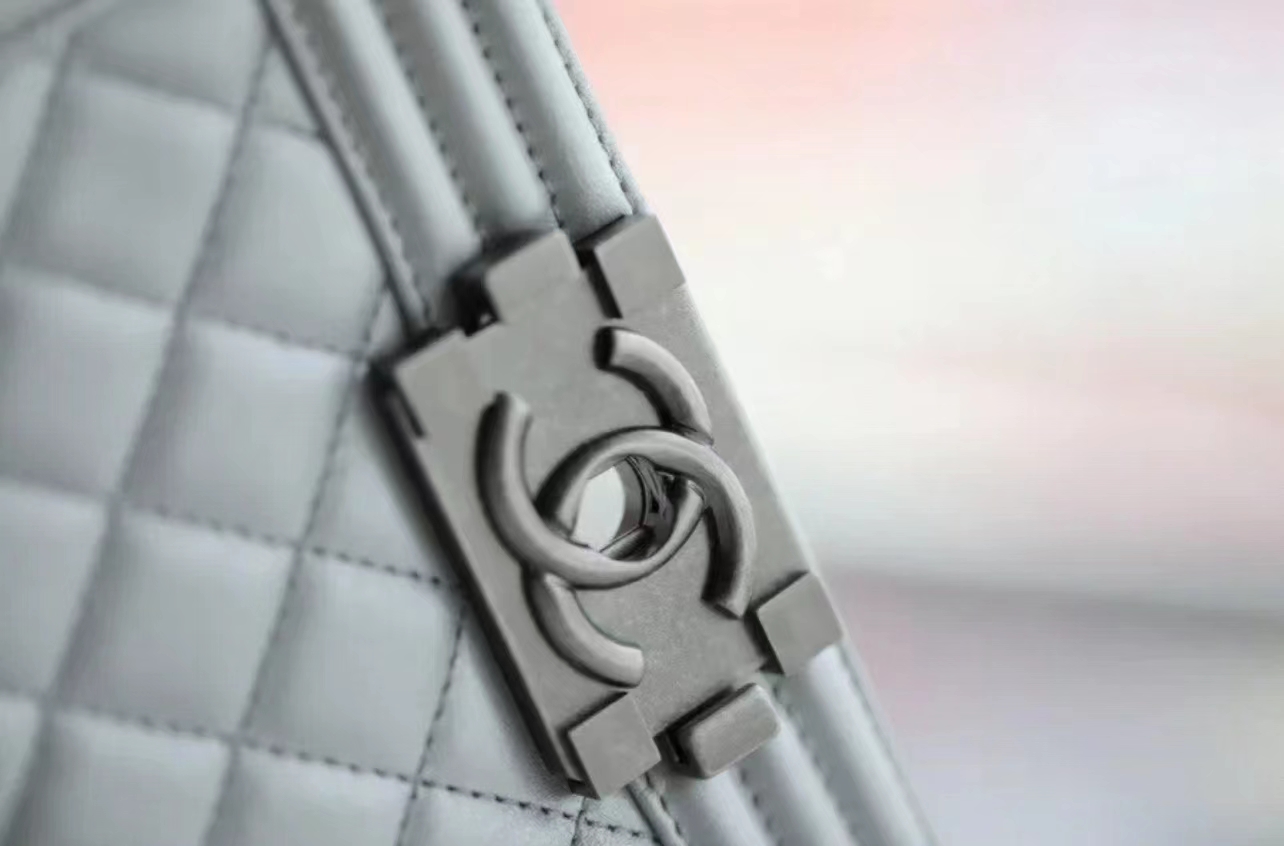 包包上五金掉色怎么办,迪奥包包五金会掉色吗