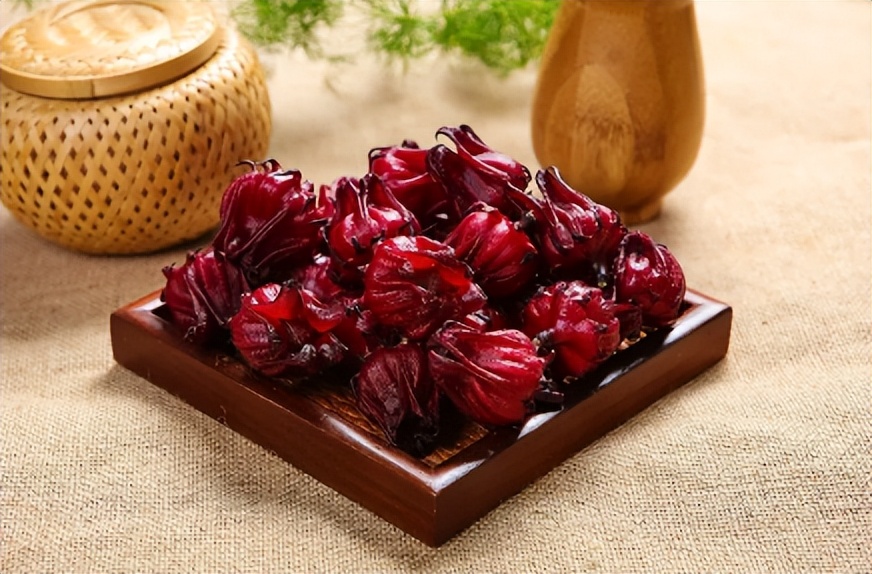 仲夏来袭，建议女性：“不食2饭，常饮4水”，气质优雅显魅力