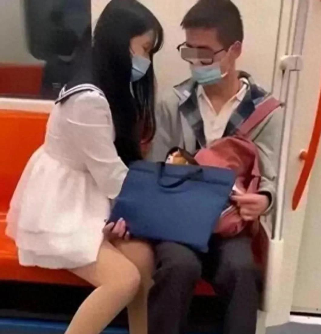 上海地铁情侣不雅行为曝光：皮包遮盖手放隐私部位引关注