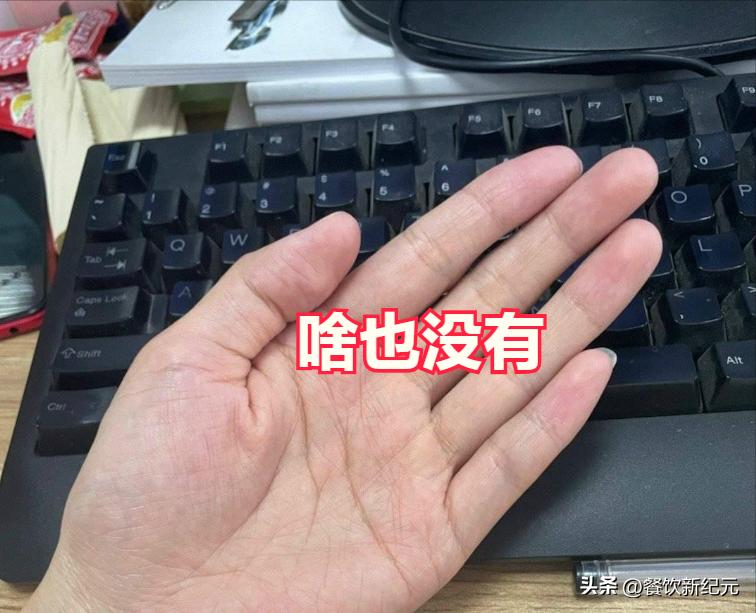 看完小米华为发的中秋月饼，再看自己公司的，网友：没对比没伤害