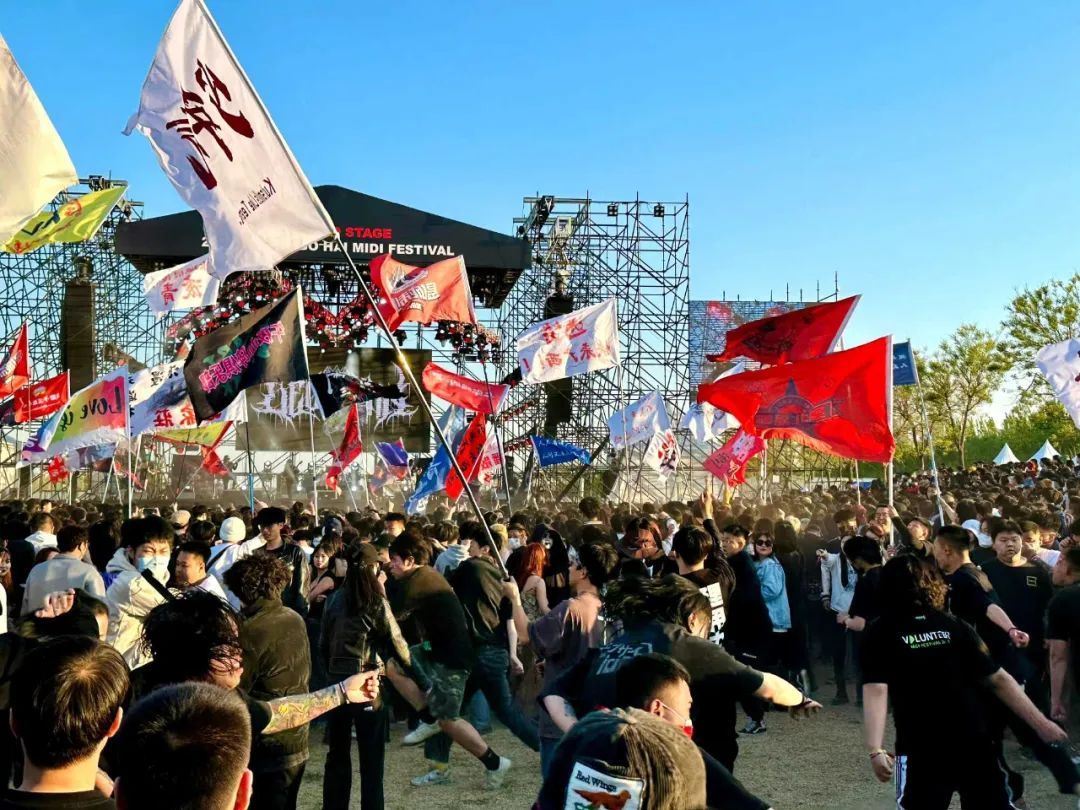 音乐节摇旗由来,年轻人热衷音乐节