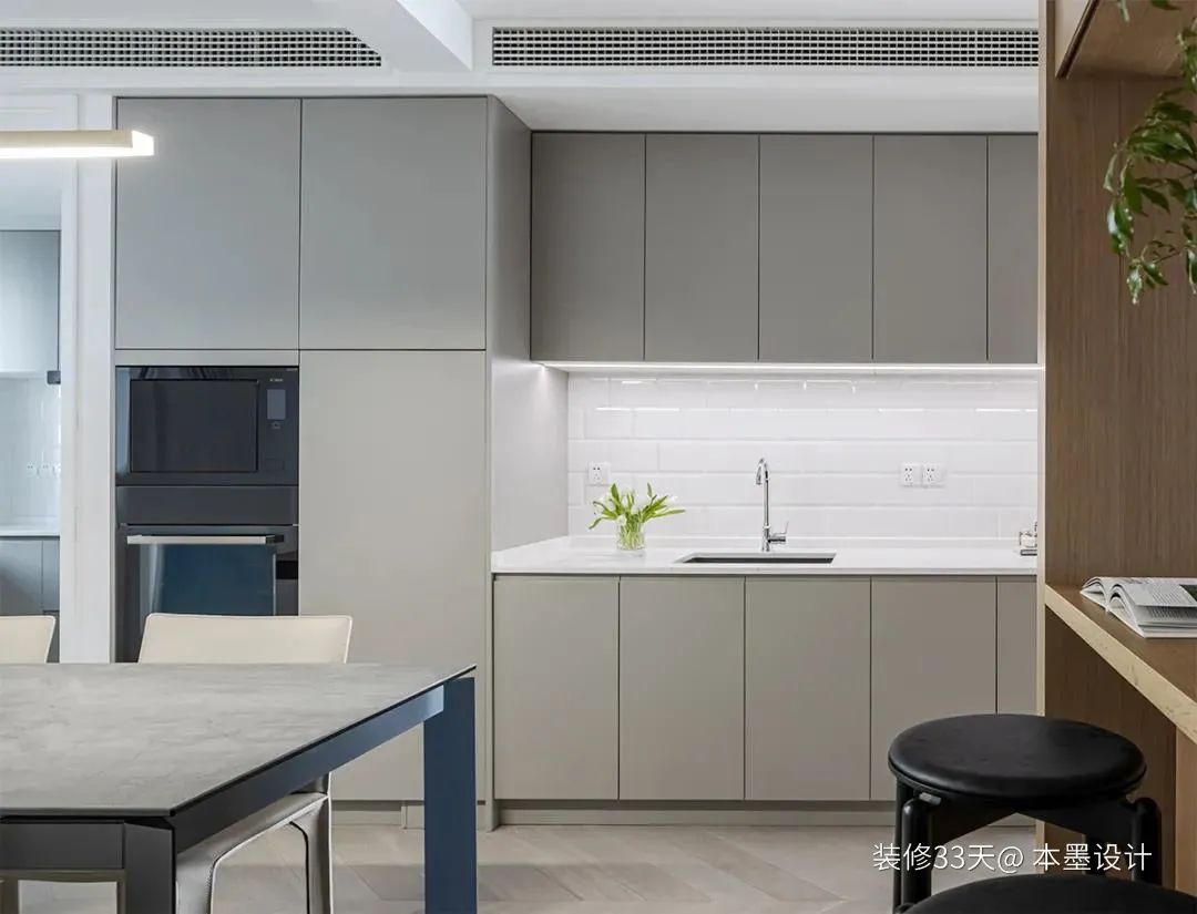 客厅超大储物柜改成衣帽间,客厅小房间改衣帽间